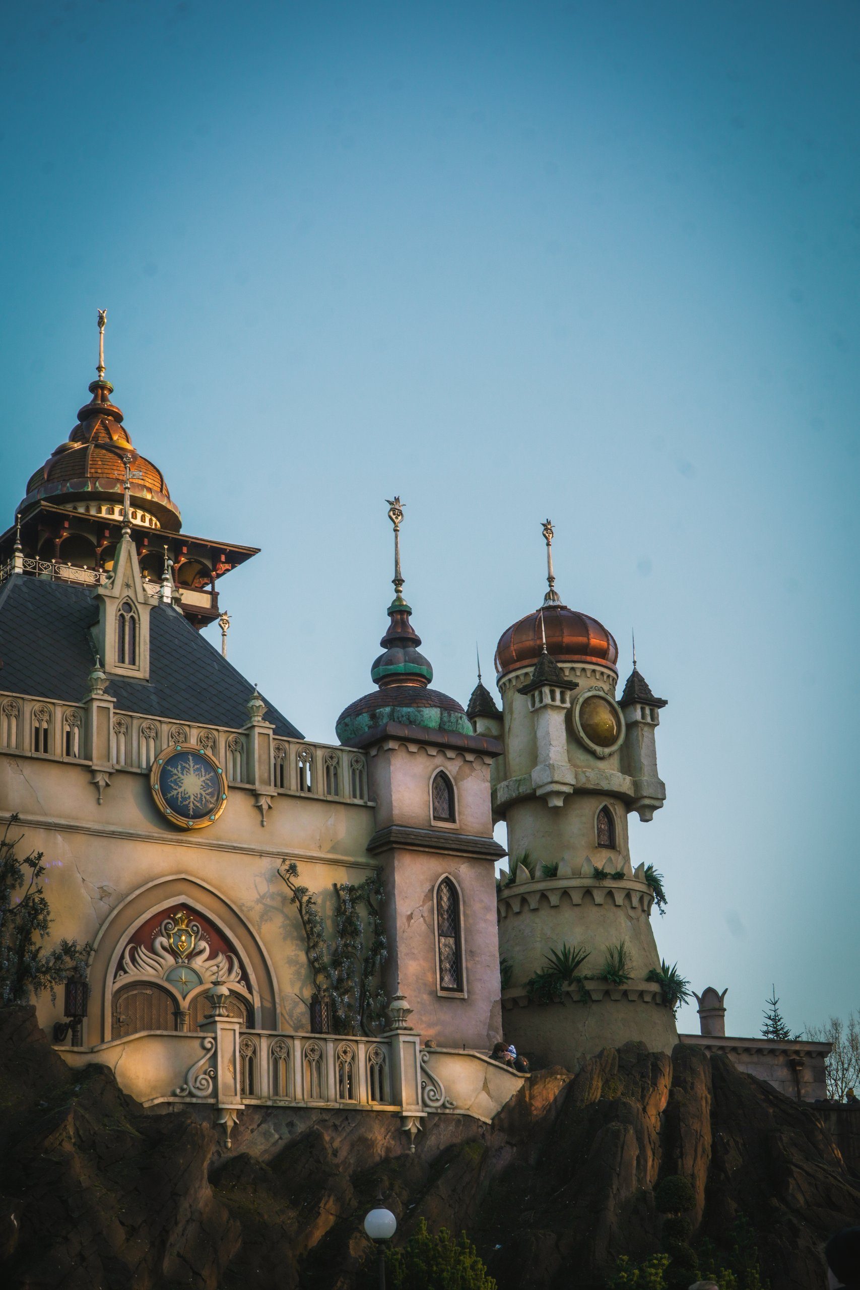 Warum in Freizeitparks alles Größer wirkt, als es ist! — Titelbild der Filmproduktion von Themepark Prod